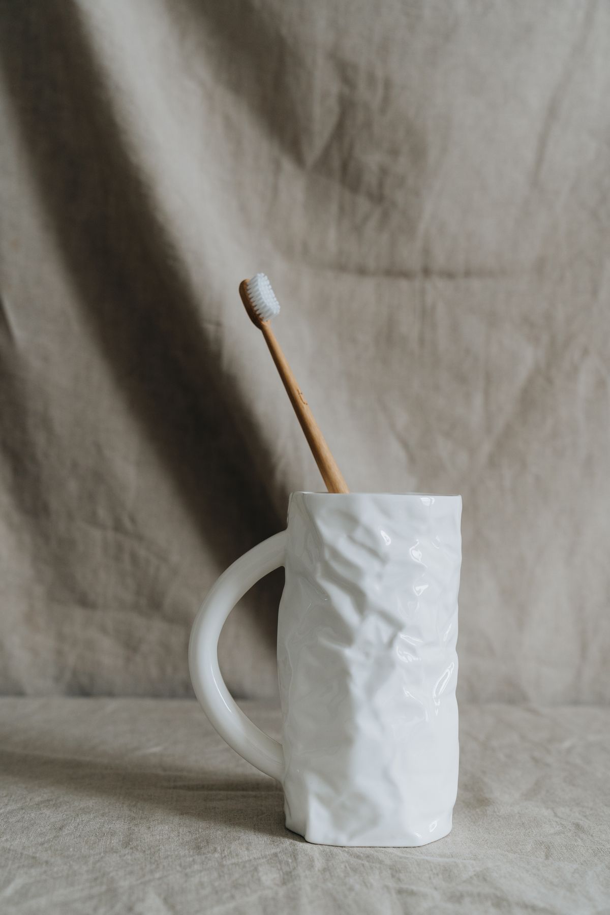 Caneca de cerâmica com escova de dentes