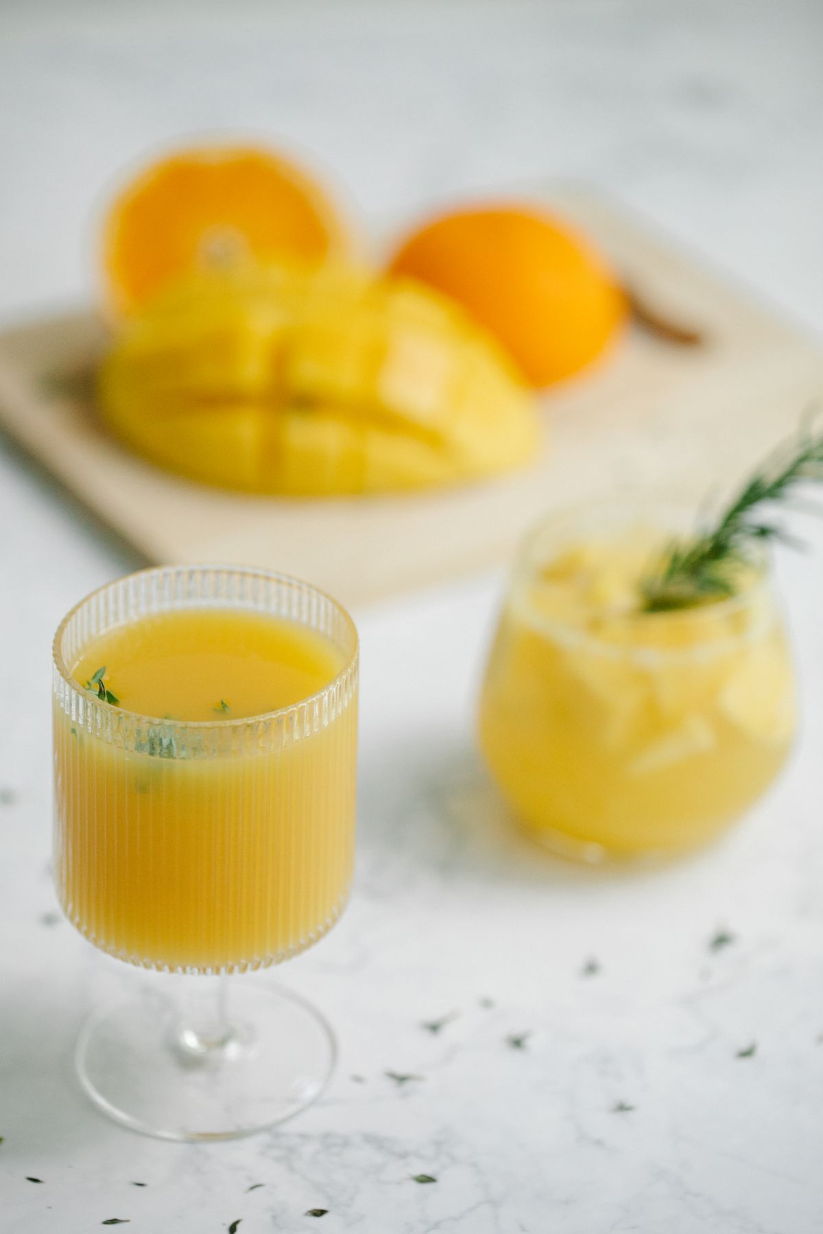 Copo de suco amarelo